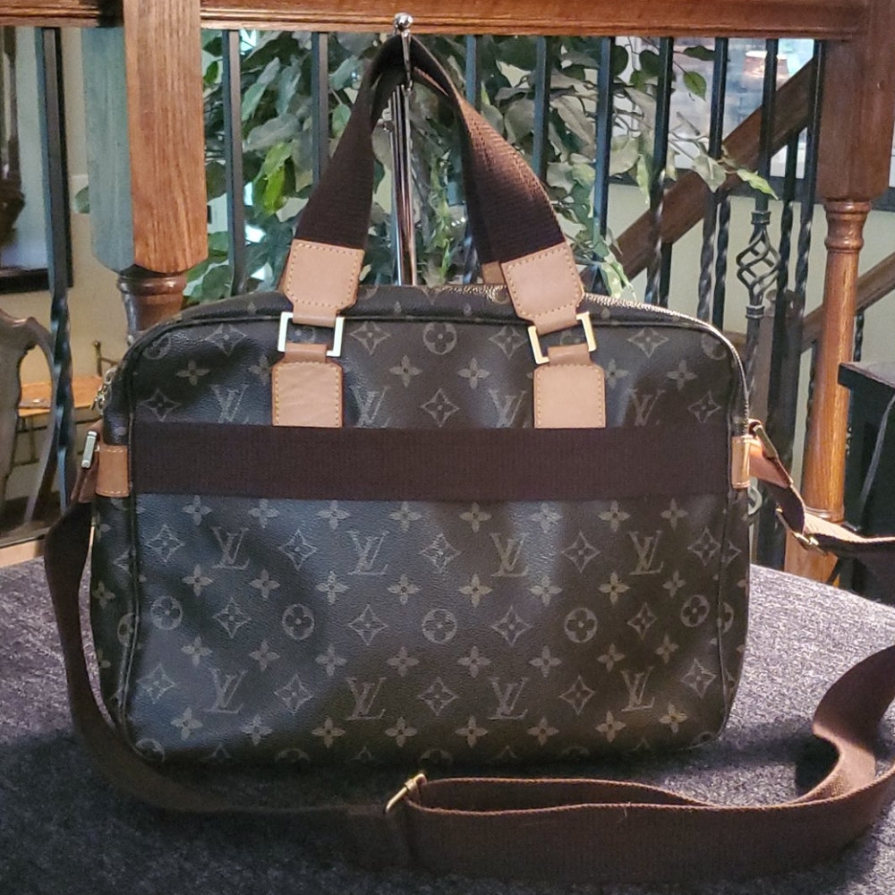 Louis Vuitton Sac Bosphore. Monogrammed.
